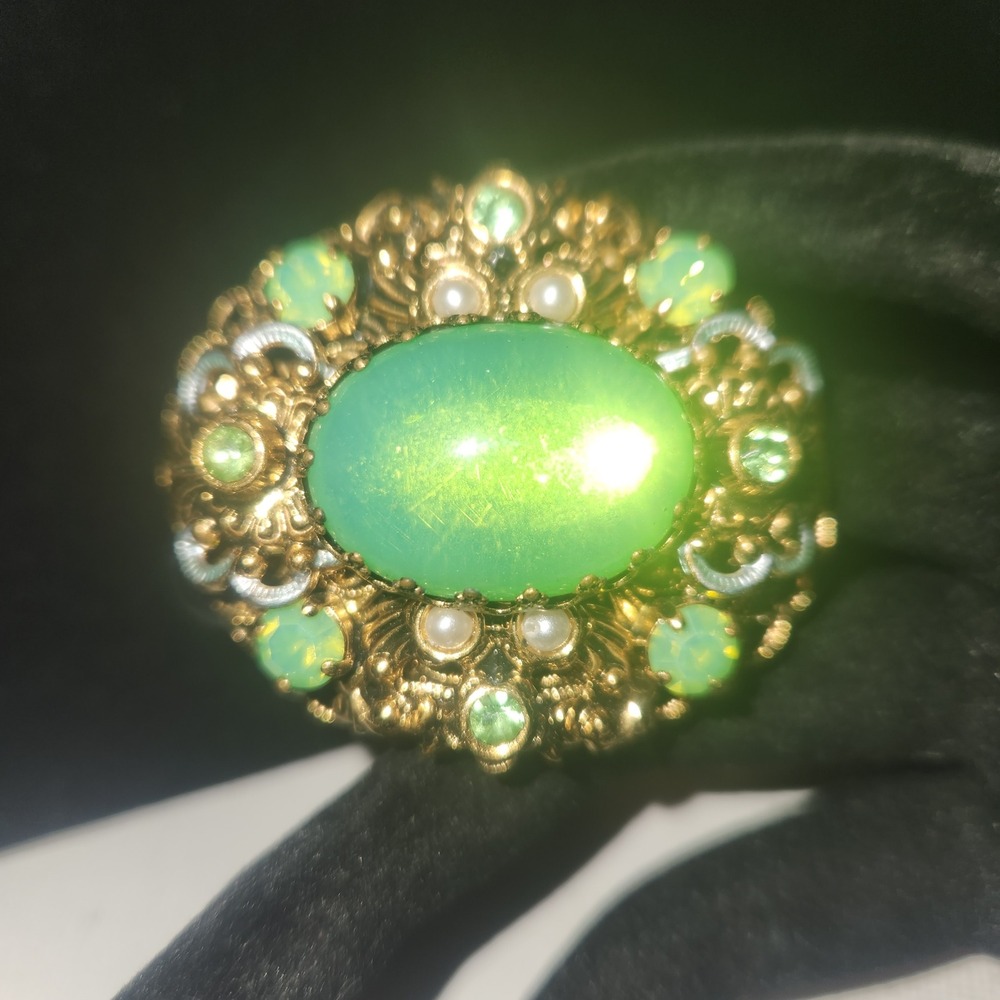 Vintage west Germany Green Cabochon Brooch Gold Tone Filigree Pearl Rhinestone - Picture 3 of 14